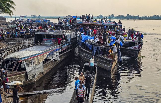 Vie portuaire animée:::Scène d'une multitude de personnes sur des bateaux au bord de l'eau, avec des marchandises et des activités commerciales sur les quais.