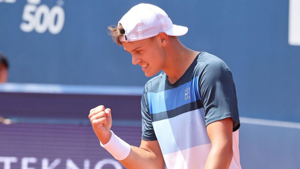 Un jeune joueur célèbre des points avec un poing levé sur le court.